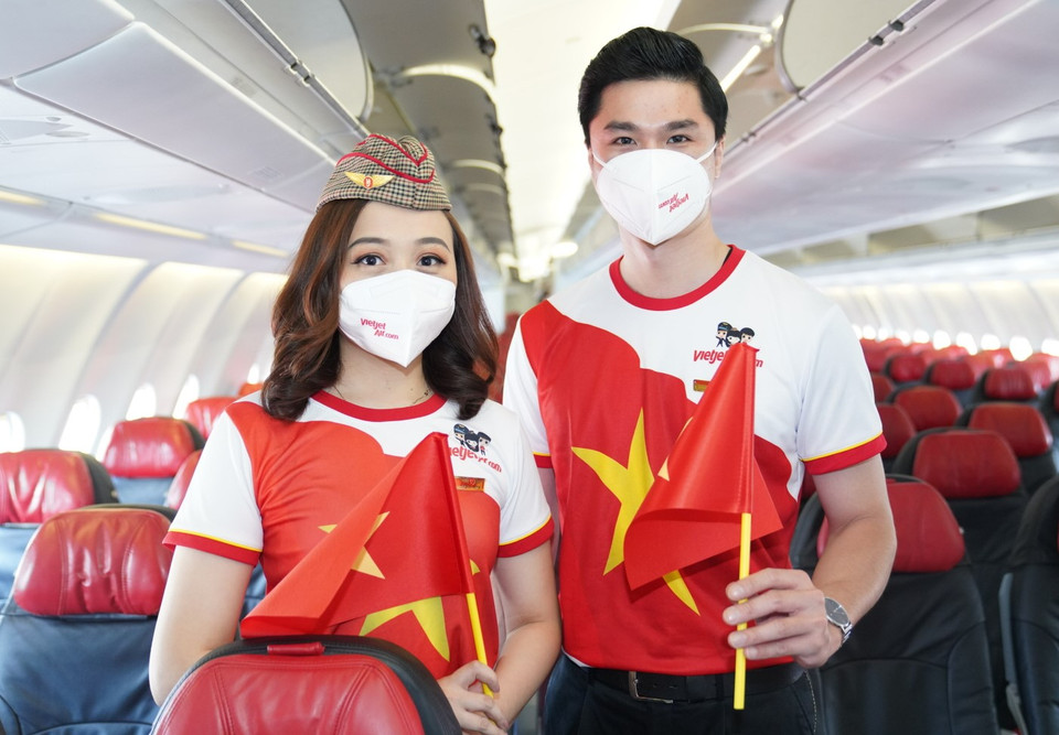 Hành khách bay cùng Vietjet trong dịp Quốc khánh 2/9 bất ngờ khi được chào đón bởi phi hành đoàn mặc trang phục cách điệu mang hình ảnh quốc kỳ Việt Nam và những giai điệu tự hào. (Ảnh: CTV/Vietnam+)