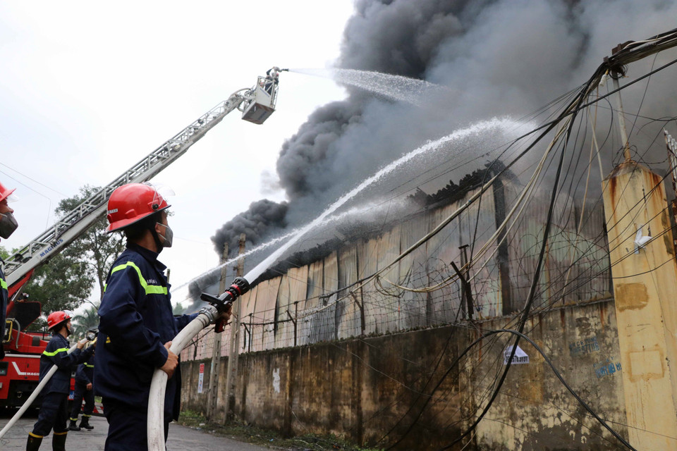 Đến khoảng 16h, đám cháy đã cơ bản được quây vùng, chống cháy lan. (Ảnh: Hoàng Ngọc/TTXVN)