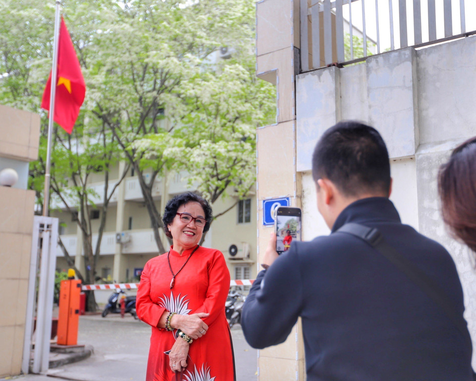 Người dân chụp ảnh lưu niệm với hoa sưa. (Ảnh: Tuấn Đức/TTXVN)