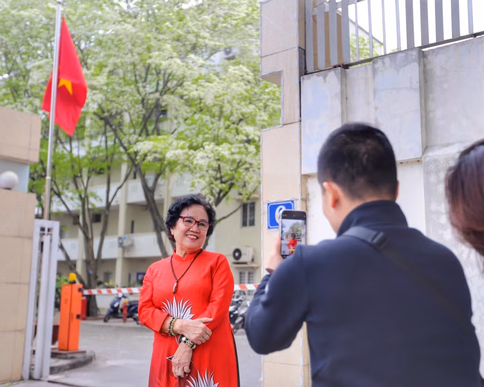 Người dân chụp ảnh lưu niệm với hoa sưa. (Ảnh: Tuấn Đức/TTXVN)