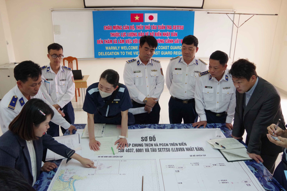 Sỹ quan Tham mưu trên tàu tuần tra Settsu và sỹ quan Tham mưu Vùng Cảnh sát biển 2 triển khai các phương án luyện tập chung tìm kiếm cứu nạn và phòng, chống cháy nổ trên biển. (Ảnh: Đoàn Hữu Trung/TTXVN)