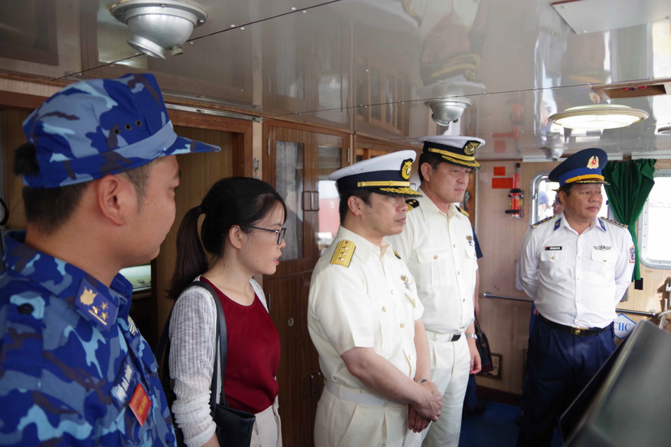 Chỉ huy tàu tuần tra Settsu và Tư Lệnh Vùng Cảnh sát biển 2 kiểm tra công tác phối hợp luyện tập trên biển. (Ảnh: Đoàn Hữu Trung/TTXVN)