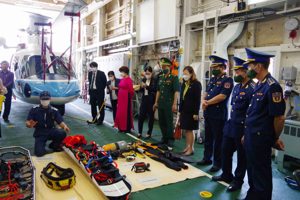 Lực lượng trên tàu tuần tra Settsu và lực lượng trên tàu của Vùng Cảnh sát biển 2 triển khai các phương án luyện tập chung tìm kiếm cứu nạn và phòng, chống cháy nổ trên biển. (Ảnh: Đoàn Hữu Trung/TTXVN) 