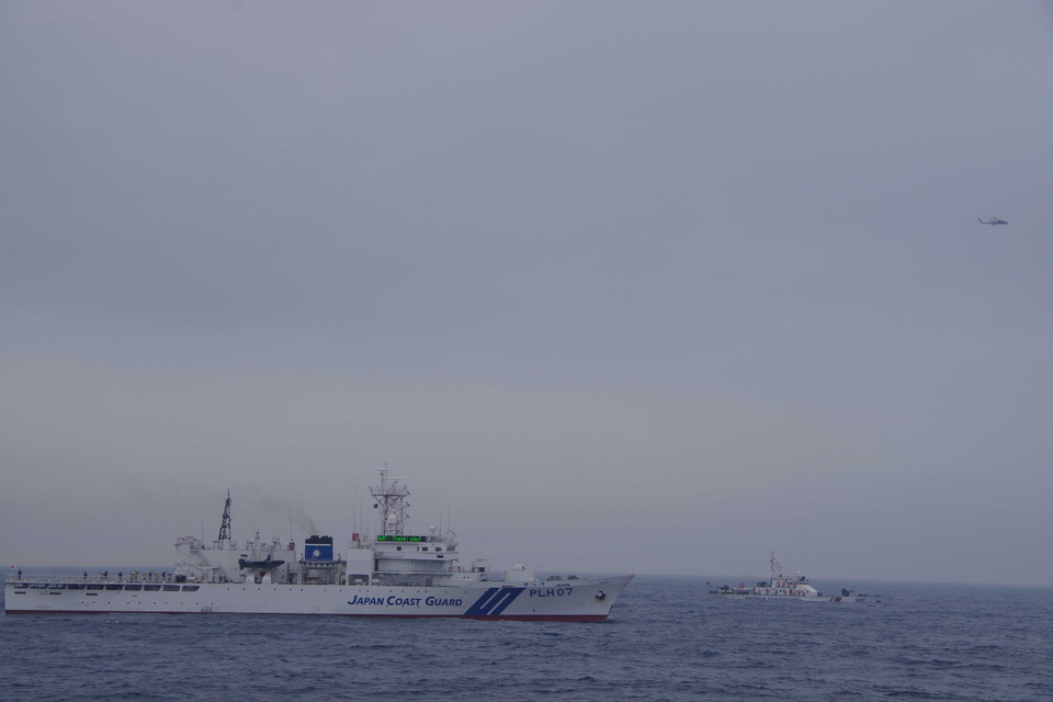 Tàu tuần tra Settsu và tàu của lực lượng Vùng Cảnh sát biển 2 triển khai luyện tập trên biển. (Ảnh: Đoàn Hữu Trung/TTXVN)