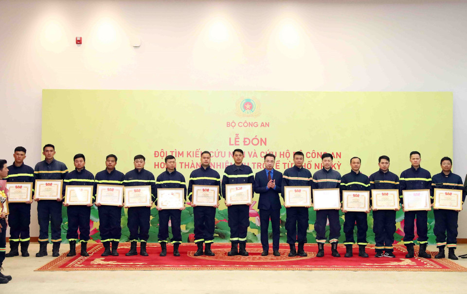 Bí thư Trung ương Đoàn Nguyễn Tường Lâm trao Bằng khen của Trung ương Đoàn cho cán bộ, chiến sỹ Đội tìm kiếm cứu nạn và cứu hộ Bộ Công an hoàn thành nhiệm vụ trở về từ Thổ Nhĩ Kỳ. (Ảnh: Phạm Kiên/TTXVN)