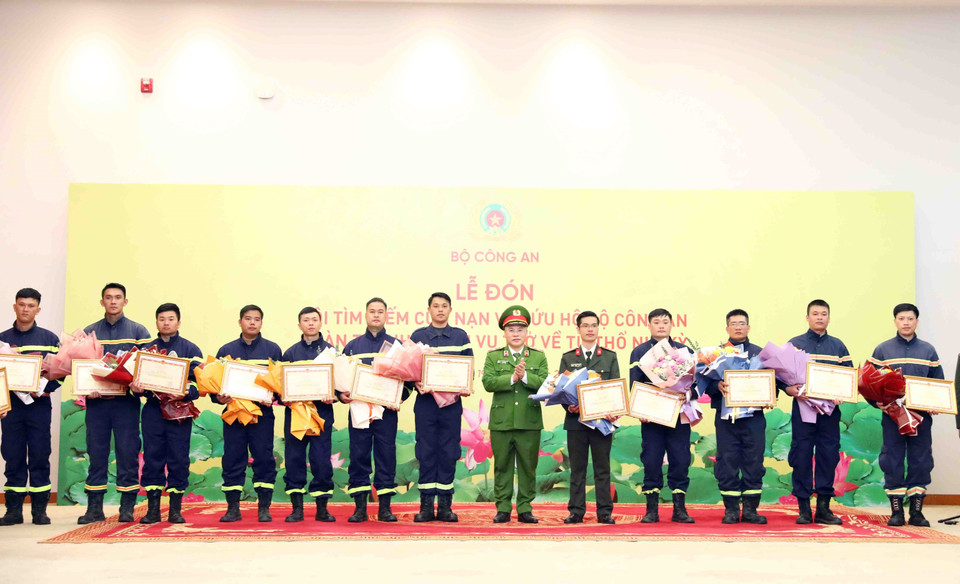 Thiếu tướng Nguyễn Văn Long, Thứ trưởng Bộ Công an trao Bằng khen của Bộ trưởng Bộ Công an cho cán bộ, chiến sỹ Đội tìm kiếm cứu nạn và cứu hộ Bộ Công an hoàn thành nhiệm vụ trở về từ Thổ Nhĩ Kỳ. (Ảnh: Phạm Kiên/TTXVN)