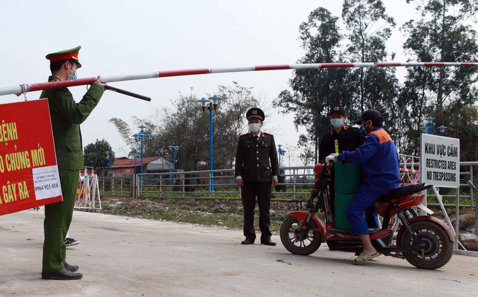 Nhân viên chở xăng dầu được phép vào phục vụ nhu cầu của bà con trong xã. (Ảnh: Hoàng Hùng/TTXVN)