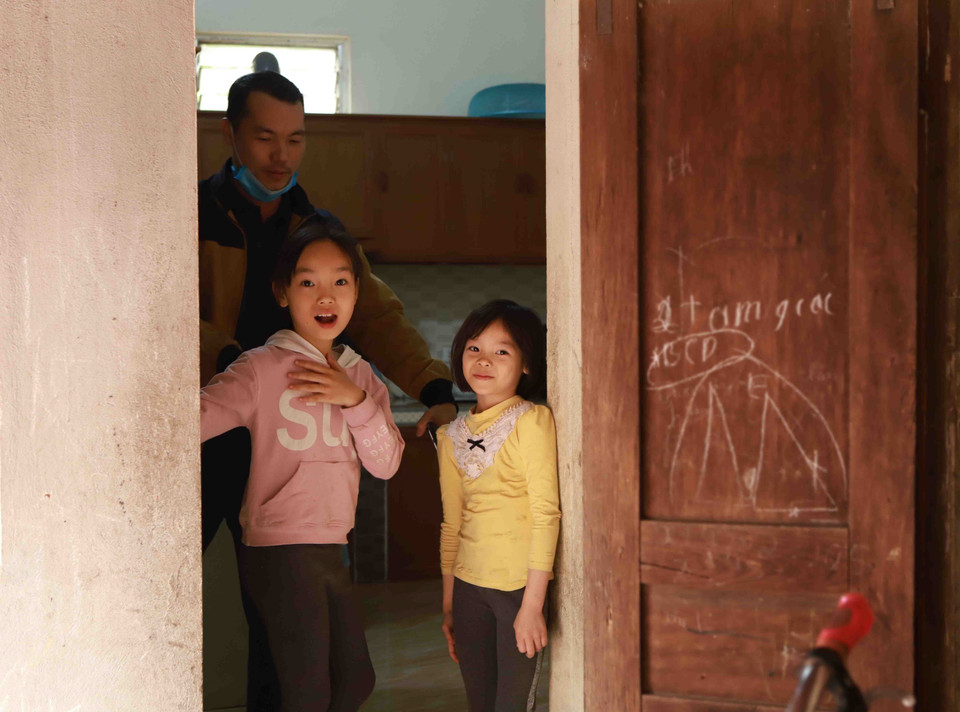 Hai cháu bé nhà anh Đặng Văn Long thôn Bá Cầu xã Sơn Lôi được cách ly tại nhà. (Ảnh: Hoàng Hùng/TTXVN)