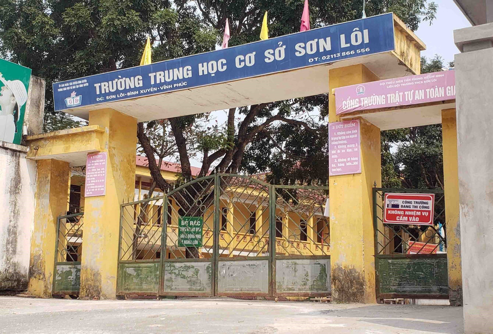 Trường Trung học cơ sở xã Sơn Lôi đóng cửa theo quy định phòng chống dịch. (Ảnh: Hoàng Hùng/TTXVN)