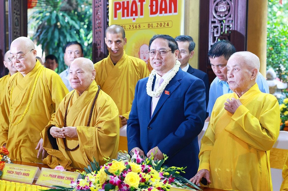 Thủ tướng Phạm Minh Chính chúc mừng các chức sắc, tăng ni nhân dịp Đại lễ Phật đản- Phật lịch 2568. (Ảnh: Dương Giang/TTXVN)