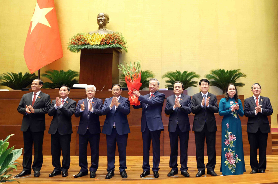 Các lãnh đạo Đảng, Nhà nước chúc mừng Chủ tịch nước Tô Lâm. (Ảnh: TTXVN)