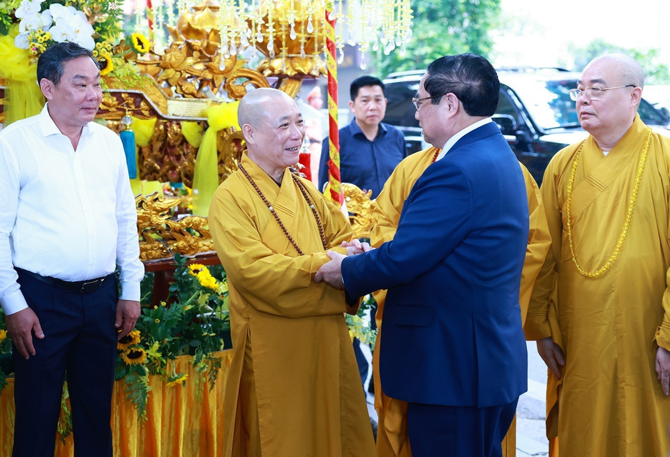 Thủ tướng Phạm Minh Chính chúc mừng các chức sắc, tăng ni nhân dịp Đại lễ Phật đản - Phật lịch 2568. (Ảnh: Dương Giang/TTXVN)