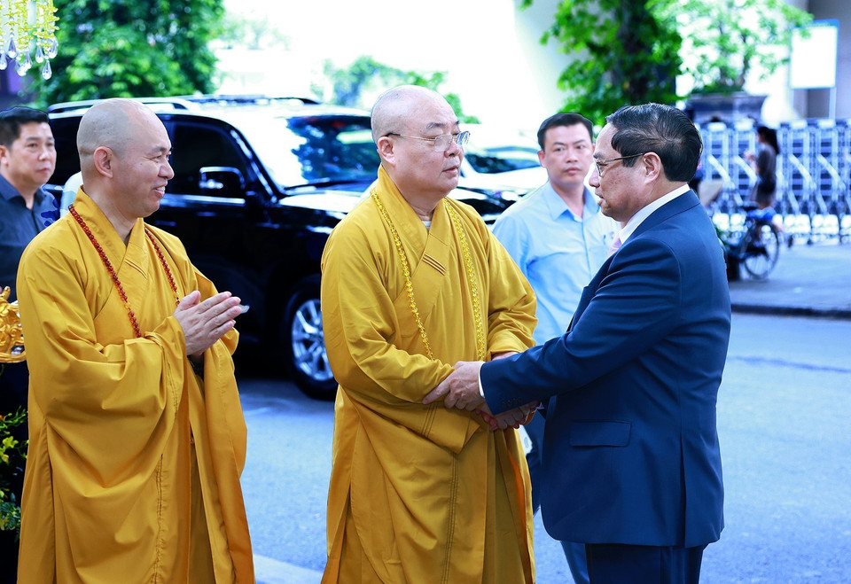 Thủ tướng Phạm Minh Chính đến chúc mừng các chức sắc, tăng ni nhân dịp Đại lễ Phật đản - Phật lịch 2568. (Ảnh: Dương Giang/TTXVN)