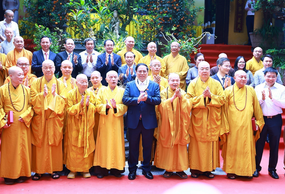 Thủ tướng Phạm Minh Chính với các Chư tôn Giáo phẩm Giáo hội Phật giáo Việt Nam. (Ảnh: Dương Giang/TTXVN)