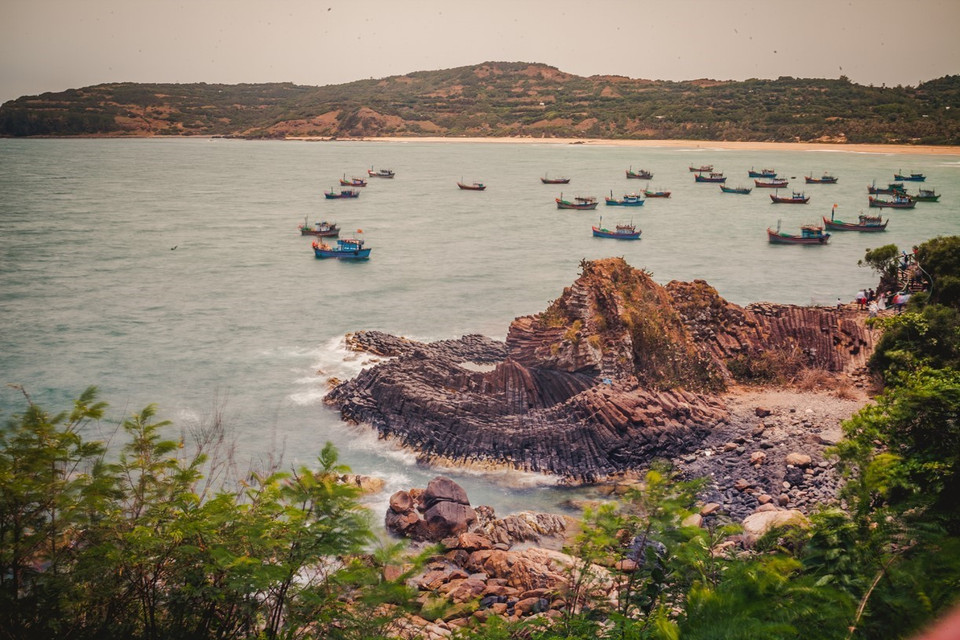Gành Đá Đĩa mang một vẻ đẹp kì vĩ và bí ẩn, là điểm du lịch nổi tiếng của tỉnh Phú Yên. (Ảnh: Trọng Đạt/TTXVN)