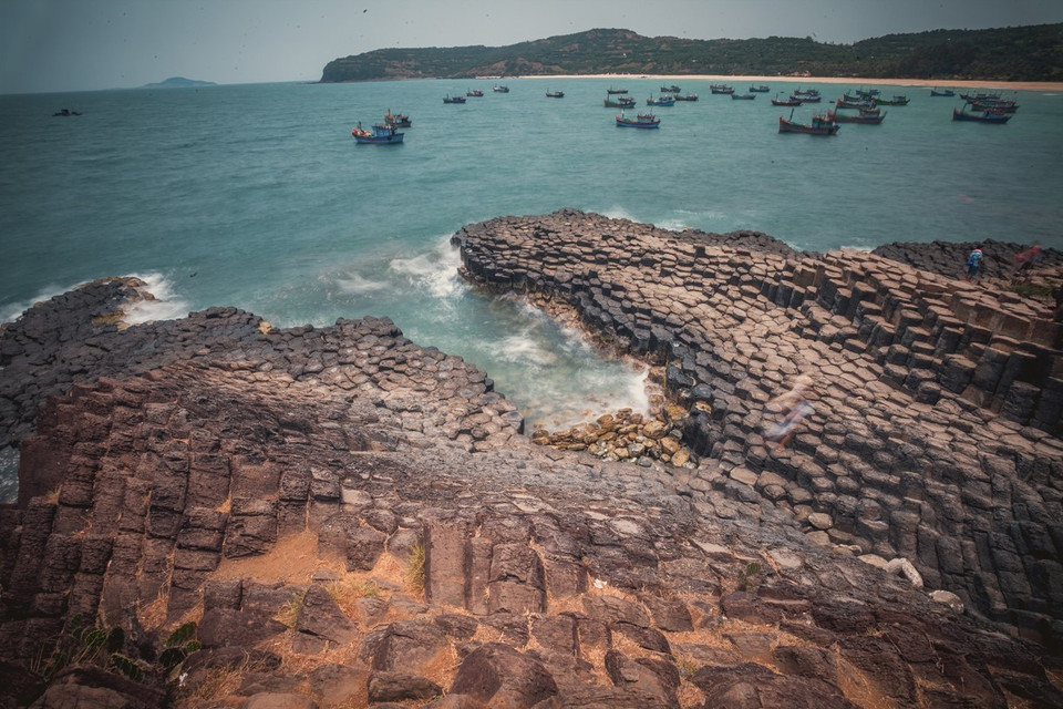 Nhìn từ xa, gành Đá Đĩa trông giống một tổ ong thiên tạo khổng lồ vô cùng kỳ vĩ. (Ảnh: Trọng Đạt/TTXVN)