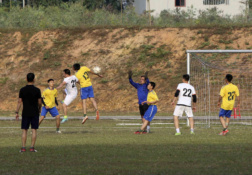 Giao lưu thi đấu môn bóng đá giữa hai đơn vị. (Ảnh: Tuấn Đức/TTXVN)