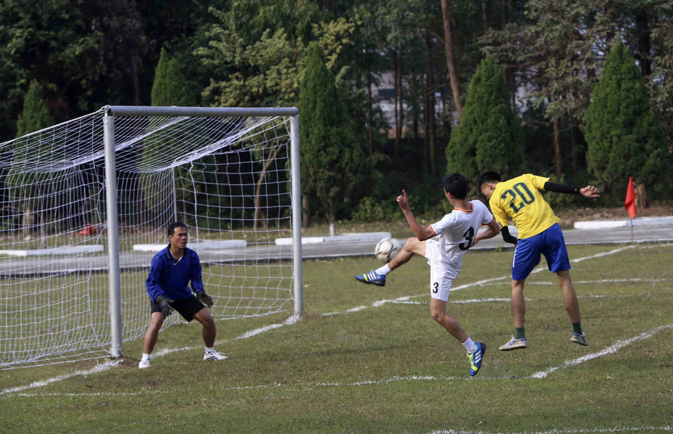 Giao lưu thi đấu môn bóng đá giữa hai đơn vị. (Ảnh: Tuấn Đức/TTXVN)