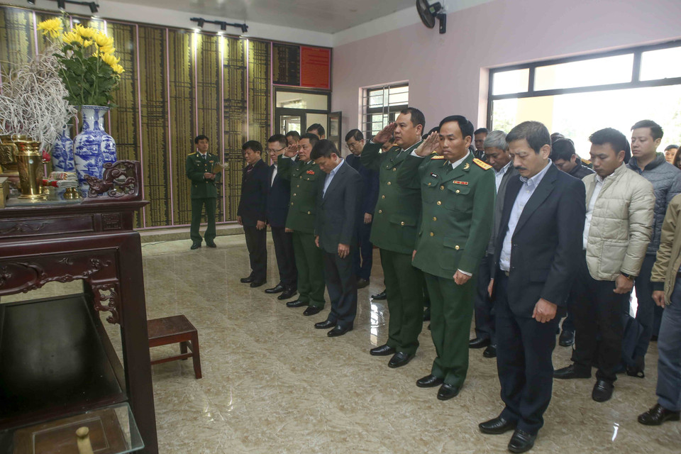 Ban lãnh đạo và các cán bộ hai đơn vị làm lễ tưởng niệm các anh hùng liệt sỹ của Sư đoàn 304. (Ảnh: Tuấn Đức/TTXVN)