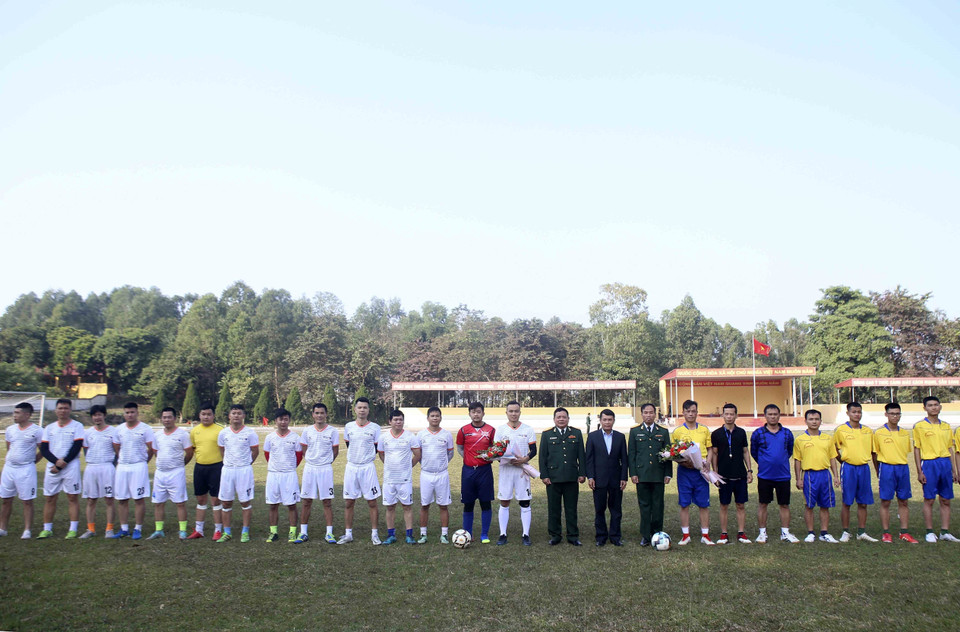 Ban lãnh đạo 2 đơn vị chụp ảnh chung cùng 2 đội bóng. (Ảnh: Tuấn Đức/TTXVN)