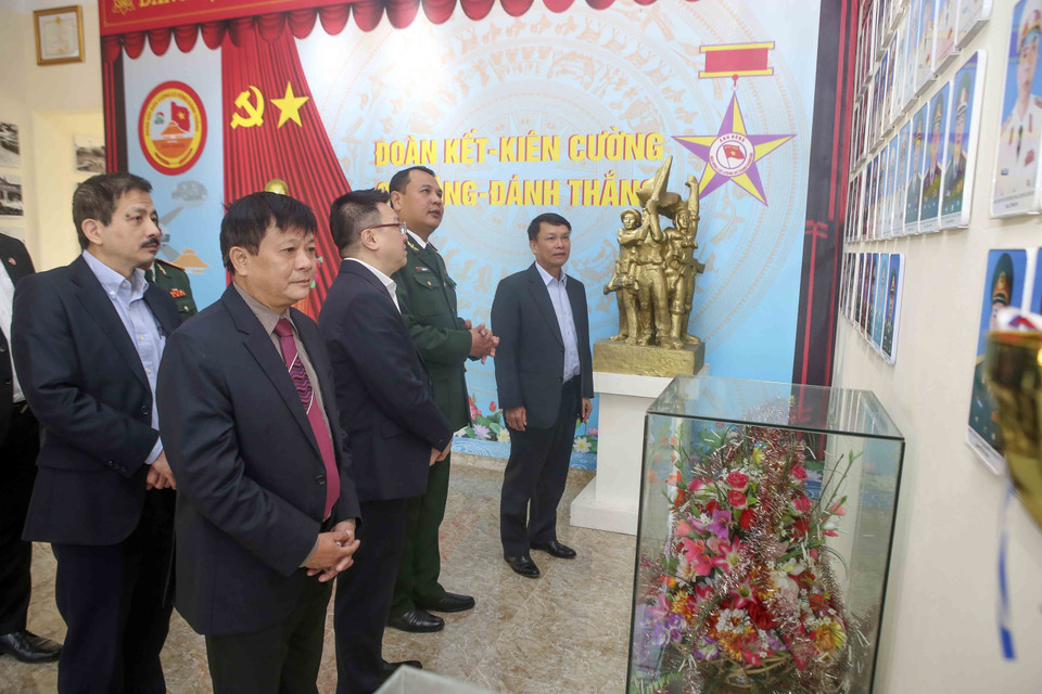 Tổng giám đốc TTXVN Nguyễn Đức Lợi cùng các đại biểu tham quan Nhà truyền thống của Sư đoàn 304. (Ảnh: Tuấn Đức/TTXVN)