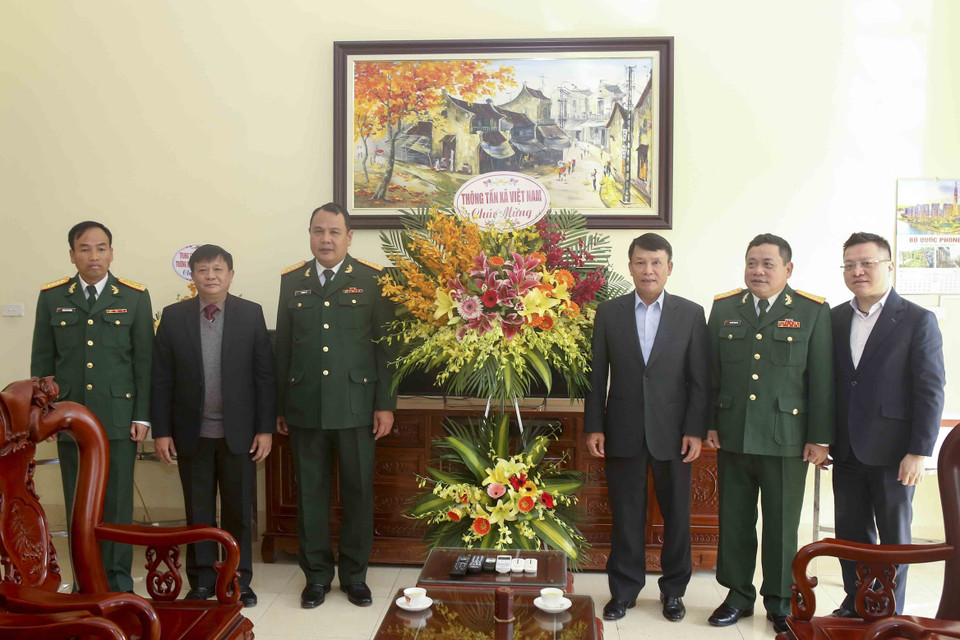 Tổng giám đốc TTXVN Nguyễn Đức Lợi tặng hoa chúc mừng Sư đoàn 304. (Ảnh: Tuấn Đức/TTXVN)