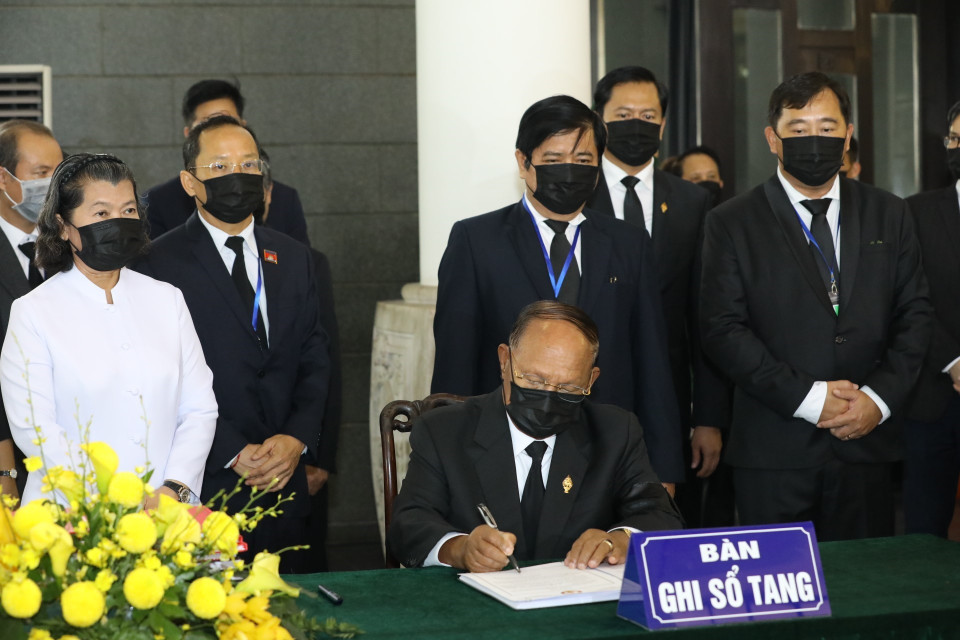Chủ tịch Quốc hội Campuchia Heng Samrin ghi sổ tang tại Lễ viếng nguyên Tổng Bí thư Lê Khả Phiêu. (Ảnh: TTXVN)