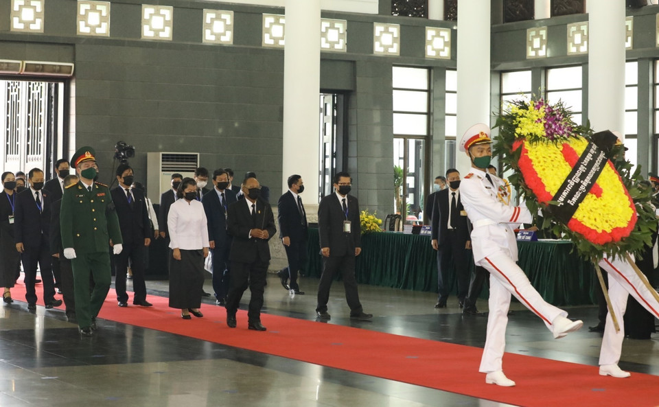 Đoàn Vương quốc Campuchia do Chủ tịch Quốc hội Camphuchia Heng Samrin dẫn đầu viếng nguyên Tổng Bí thư Lê Khả Phiêu. (Ảnh: TTXVN)