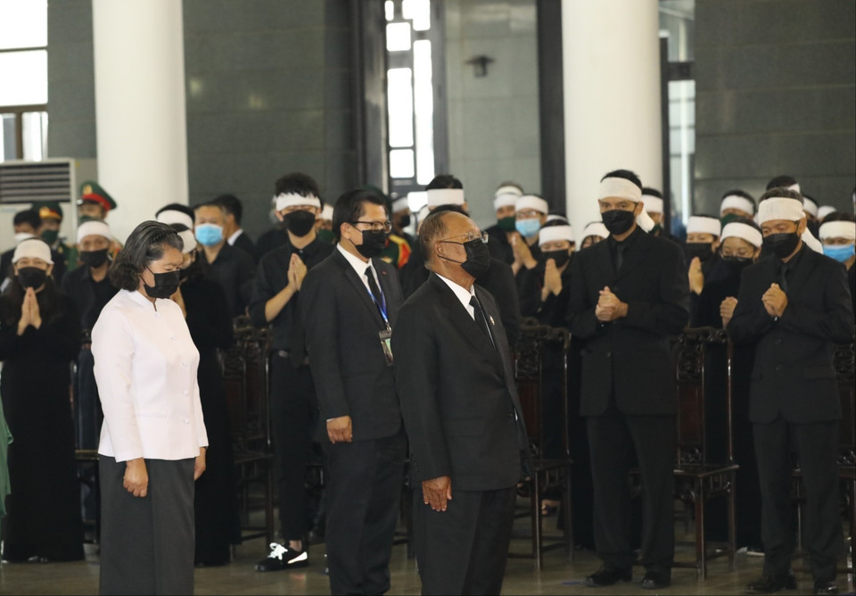 Đoàn Vương quốc Campuchia do Chủ tịch Quốc hội Camphuchia Heng Samrin dẫn đầu viếng nguyên Tổng Bí thư Lê Khả Phiêu. (Ảnh: TTXVN)