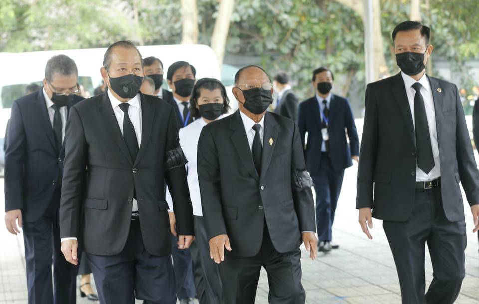 Phó Thủ tướng Thường trực Chính phủ Trương Hòa Bình đón Đoàn đại biểu cấp cao Vương quốc Campuchia do Samdech Heng Samrin, Chủ tịch Quốc hội dẫn đầu viếng nguyên Tổng Bí thư Lê Khả Phiêu. (Ảnh: TTXVN)