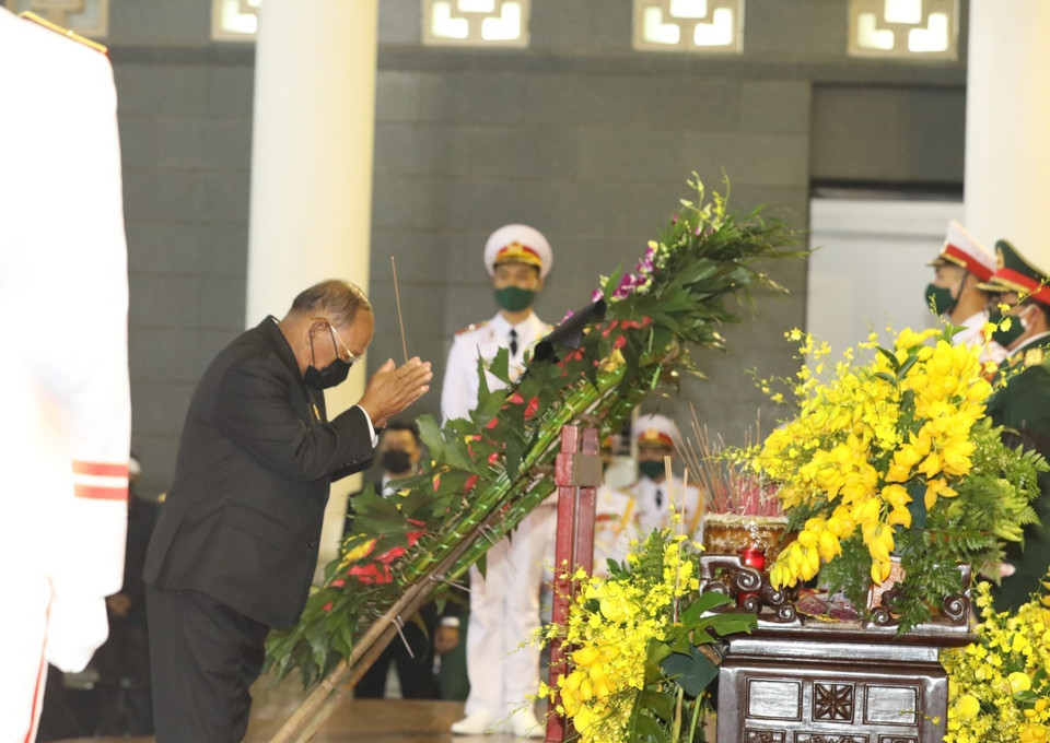 Đoàn Vương quốc Campuchia do Chủ tịch Quốc hội Camphuchia Heng Samrin dẫn đầu viếng nguyên Tổng Bí thư Lê Khả Phiêu. (Ảnh: TTXVN)