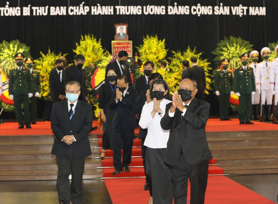 Đoàn Vương quốc Campuchia do Chủ tịch Quốc hội Camphuchia Heng Samrin dẫn đầu viếng nguyên Tổng Bí thư Lê Khả Phiêu. (Ảnh: TTXVN)