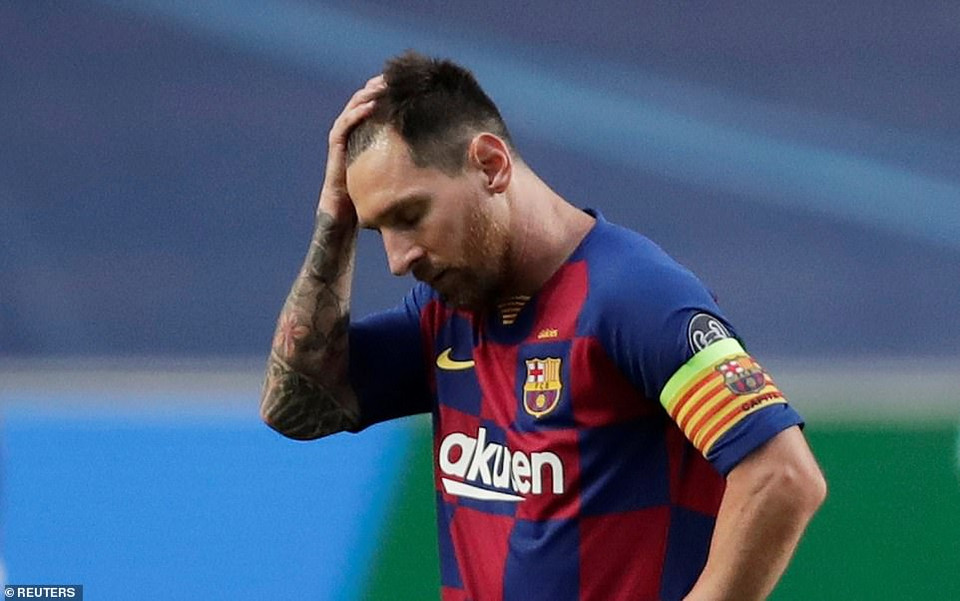 Bên kia chiến tuyến, Lionel Messi và các đồng đội đã phải cúi mặt rời sân và khép lại mùa giải thảm hai khi không có danh hiệu nào.