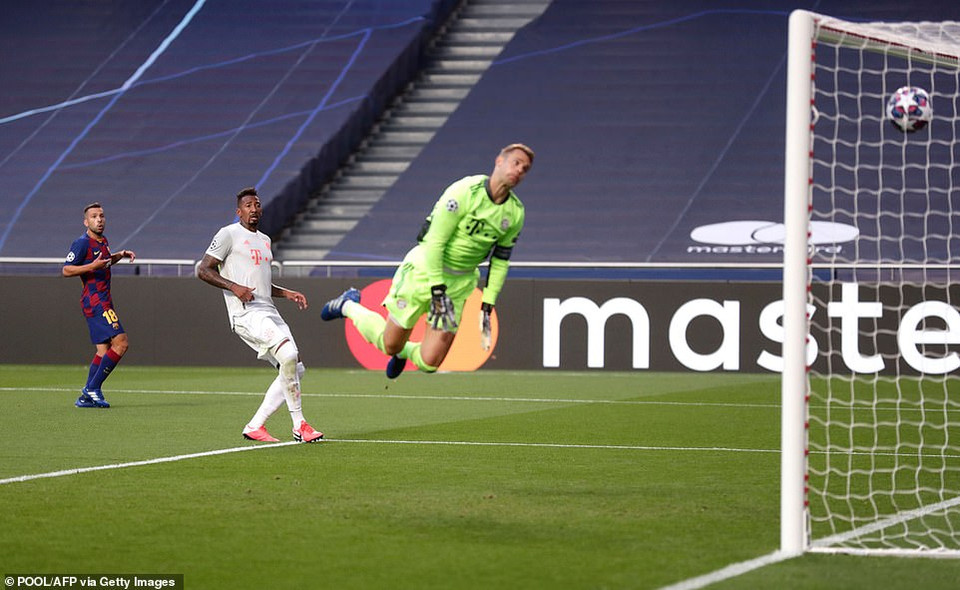 Ba phút sau, Barcelona có bàn gỡ hòa 1-1 sau pha phản lưới nhà của Alaba.