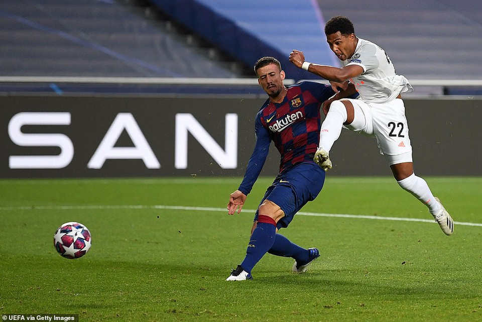 5 phút sau, Gnabry băng xuống rồi tung ra cú sút căng nâng tỷ số lên 3-1.