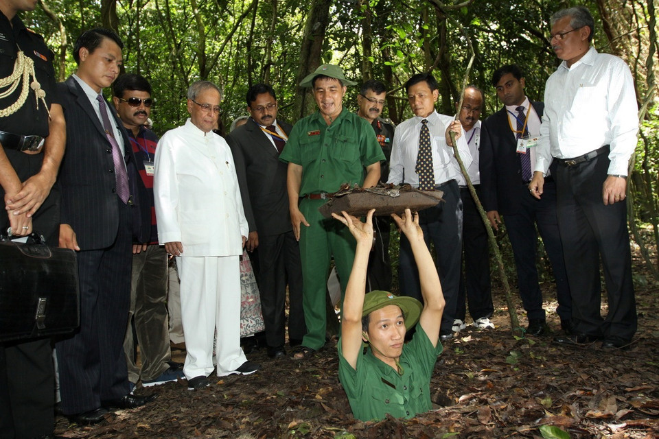Ngày 17/9/2014, Tổng thống Ấn Độ Pranab Mukherjee thăm Khu di tích địa đạo Củ Chi, Thành phố Hồ Chí Minh. (Ảnh: Thanh Vũ/TTXVN)