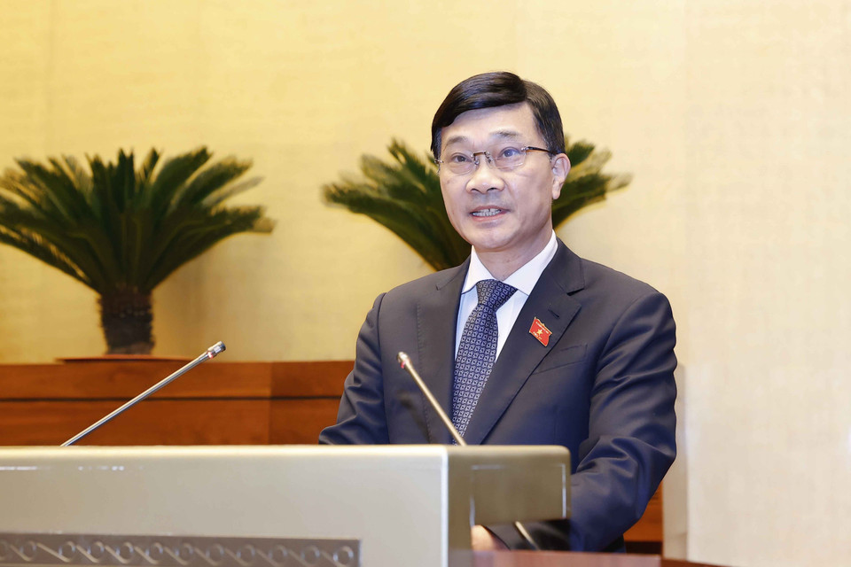 Chủ nhiệm Ủy ban Kinh tế của Quốc hội Vũ Hồng Thanh trình bày Báo cáo giải trình, tiếp thu, chỉnh lý dự thảo Nghị quyết về chính sách tài khóa, tiền tệ để hỗ trợ Chương trình phục hồi và phát triển kinh tế-xã hội. (Ảnh: Doãn Tấn/TTXVN)