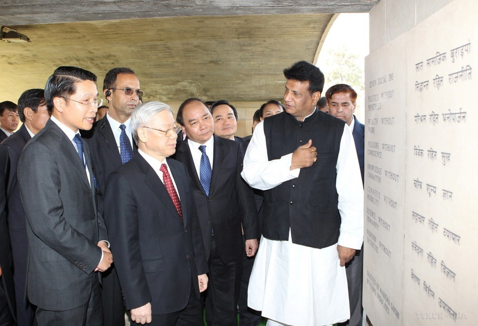 Tổng Bí thư Nguyễn Phú Trọng thăm Khu tưởng niệm Mahatma Gandhi ở Thủ đô New Delhi, sáng 20/11/2013. (Ảnh: Trí Dũng/TTXVN)