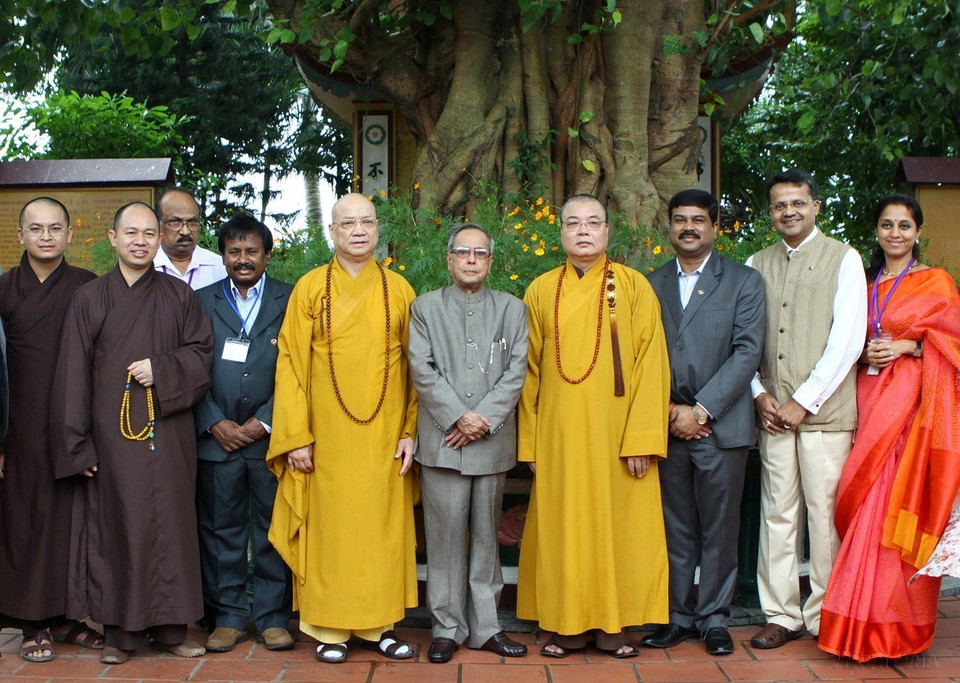 Trong chương trình thăm cấp Nhà nước Việt Nam, sáng 16/9/2014, Tổng thống Ấn Độ Pranab Mukherjee đến thăm chùa Trấn Quốc (Hà Nội). (Ảnh: Dương Giang/TTXVN)