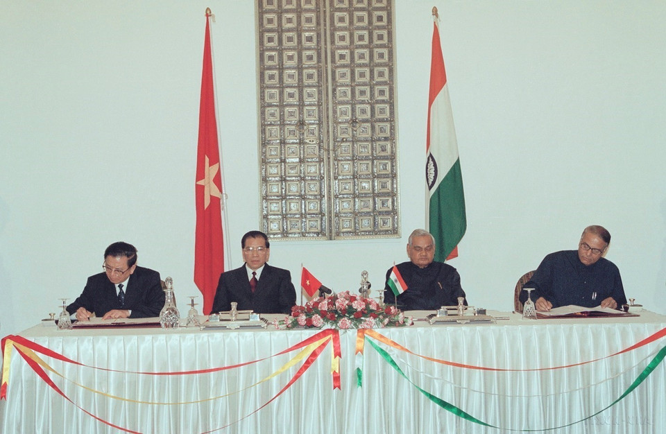 Ngày 1/5/2003, tại New Delhi, Tổng Bí thư Nông Đức Mạnh và Thủ tướng Atal Bihari Vajpayee chứng kiến Lễ ký "Tuyên bố chung về Khuôn khổ Hợp tác Toàn diện giữa Việt Nam và Ấn Độ bước vào thế kỷ XXI. (Ảnh: Xuân Tuân/TTXVN)
