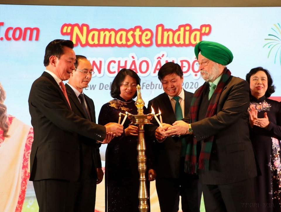 Phó Chủ tịch nước Đặng Thị Ngọc Thịnh dự Lễ thắp nến khai trương các đường bay thẳng giữa Việt Nam và Ấn Độ của hãng hàng không Vietjet (New Delhi, 12/2/2020). (Ảnh: Huy Lê/TTXVN)