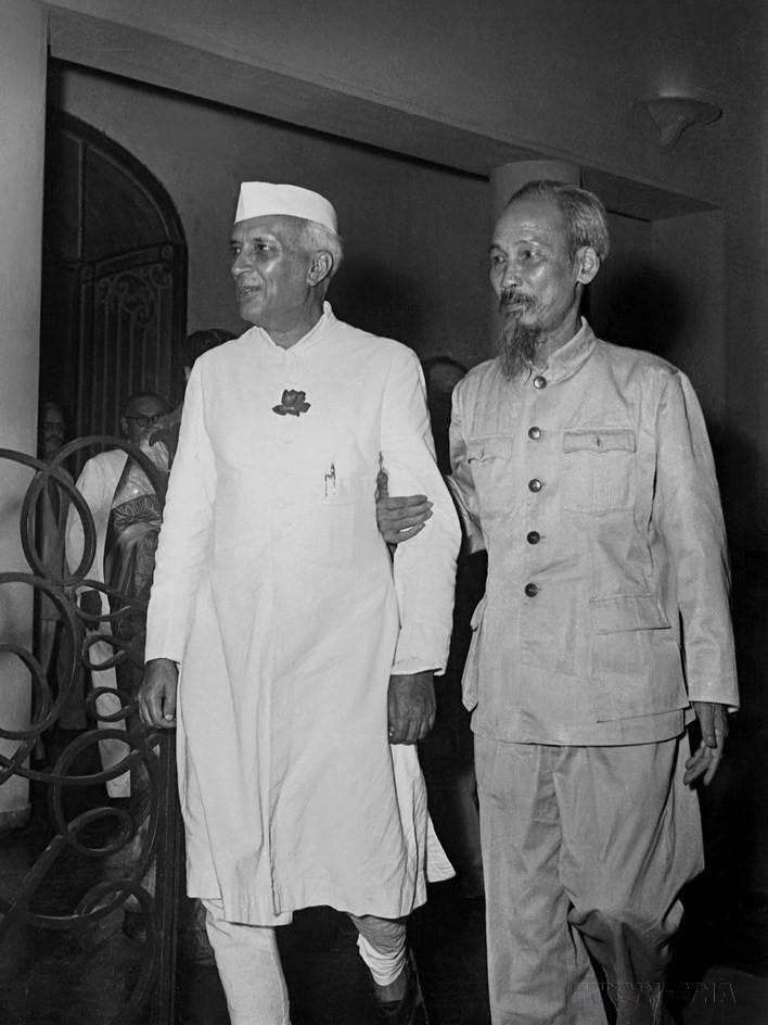 Chủ tịch Hồ Chí Minh tiếp thân mật Thủ tướng Ấn Độ Jawaharlal Nehru thăm hữu nghị Việt Nam (17/10/1954) ngay khi Hà Nội vừa được giải phóng. (Ảnh: TTXVN)