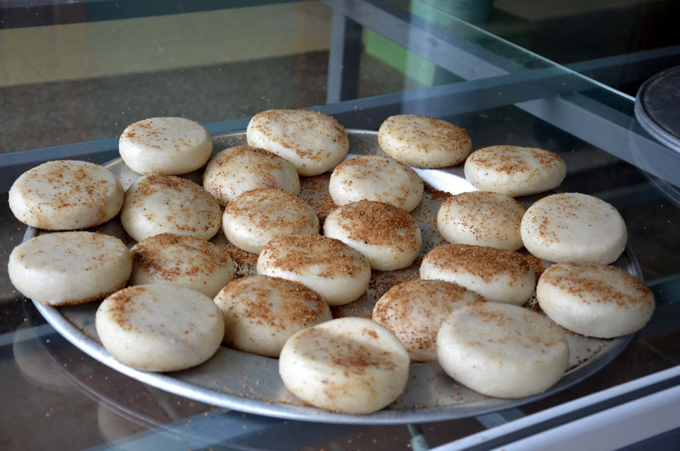 Món bánh được dùng trong bữa ăn Tết năm cùng của người Dao. (Ảnh: Nguyễn Nam/TTXVN)