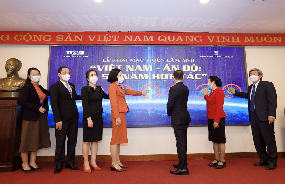 Tổng giám đốc TTXVN Vũ Việt Trang, Đại sứ Ấn Độ tại Việt Nam Pranay Verma và các đại biểu bấm nút khai mạc triển lãm. (Ảnh: Tuấn Anh/TTXVN)