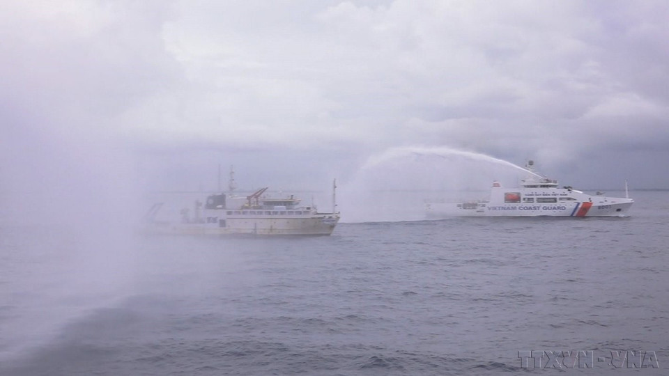 Lực lượng Cảnh sát biển Việt Nam và lực lượng bảo vệ bờ biển Ấn Độ diễn tập chung ở Vịnh Bengal, Ấn Độ (4/10/2018). (Ảnh: TTXVN phát)