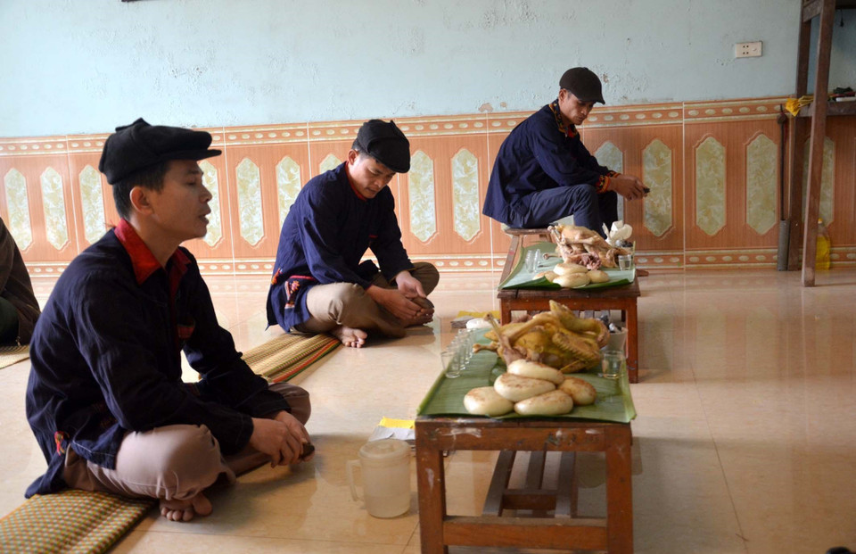 Cúng tổ tiên trong ngày đón tết năm cùng của người Dao. (Ảnh: Nguyễn Nam/TTXVN)