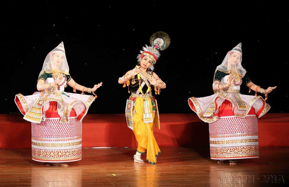 Các vũ công đoàn nghệ thuật Viện Hàn lâm nhạc vũ kịch quốc gia Sangeet Natak Ấn Độ biểu diễn Múa cổ điển Ấn Độ (Đà Nẵng, 11/3/2014). (Ảnh: Trần Lê Lâm/TTXVN)