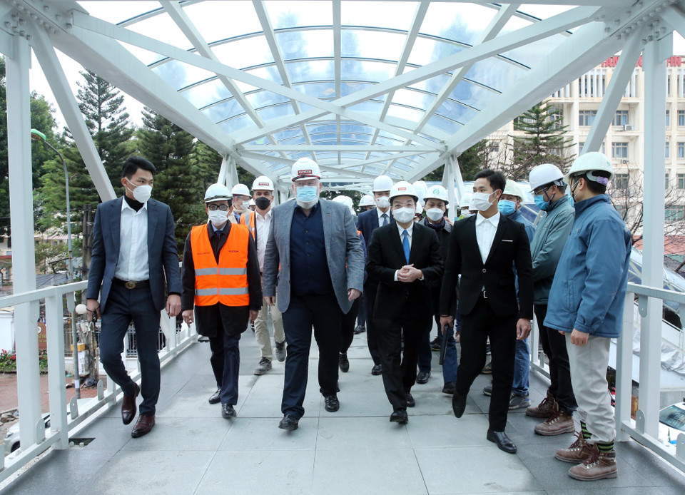 Phó Chủ tịch điều hành Ủy ban Châu Âu (EC) Frans Timmermans và Chủ tịch UBND TP Hà Nội Chu Ngọc Anh cùng đại biểu tham quan khu vực ga Cầu Giấy. (Ảnh: Lâm Khánh/TTXVN)