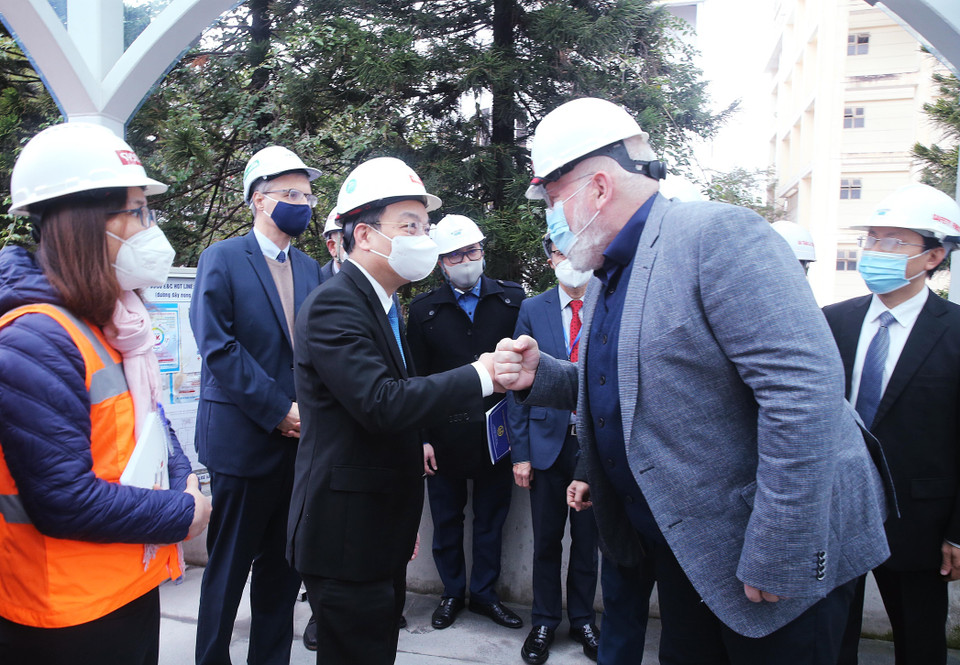 Chủ tịch UBND thành phố Hà Nội Chu Ngọc Anh đón Chủ tịch điều hành Ủy ban Châu Âu (EC) Frans Timmermans tại ga Cầu Giấy. (Ảnh: Lâm Khánh/TTXVN)