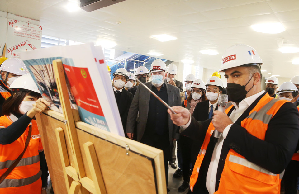 Hình ảnh Phó Chủ tịch điều hành Ủy ban Châu Âu (EC) Frans Timmermans tham quan tuyến đường sắt đô thị Nhổn-ga Hà Nội. (Ảnh: Lâm Khánh/TTXVN)